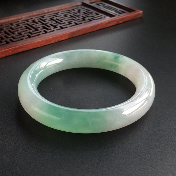(超值推荐)糯冰种晴水略飘花圆条手镯(57.6mm)