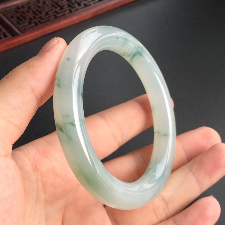 (超值推荐)糯冰种飘花圆条手镯(57.1mm)