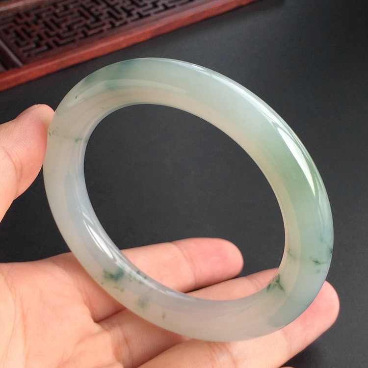 (超值推荐)糯冰种飘花圆条手镯(57.1mm)