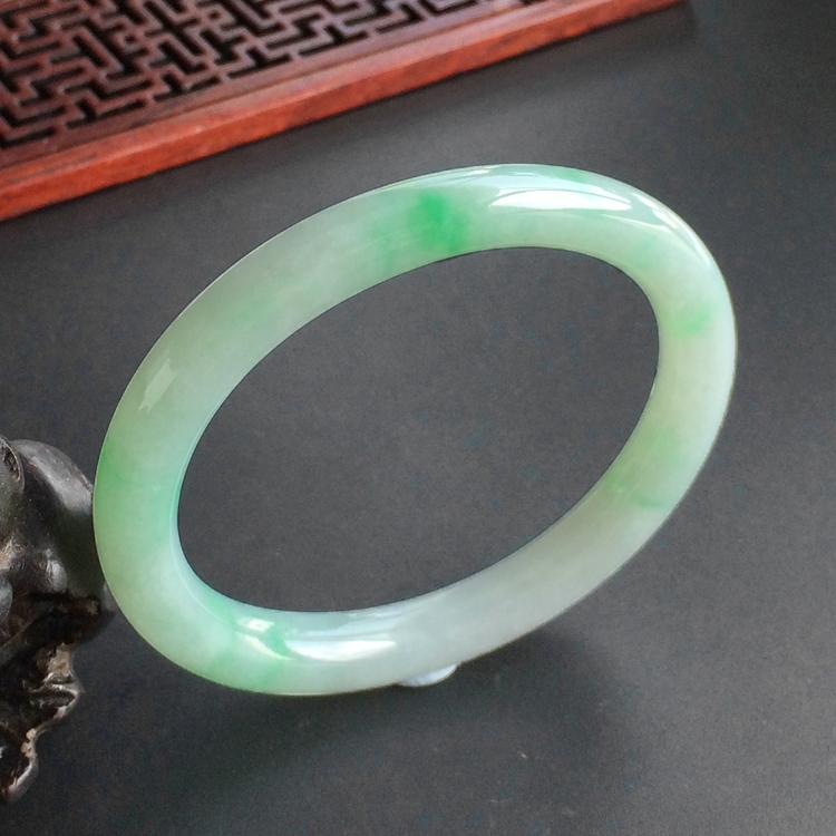 (超值推荐)糯冰种飘翠贵妃镯(55.2mm-48.6mm)