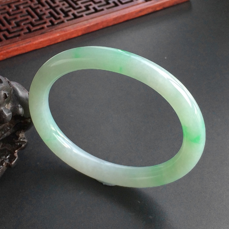 (超值推荐)糯冰种飘翠贵妃镯(55.2mm-48.6mm)