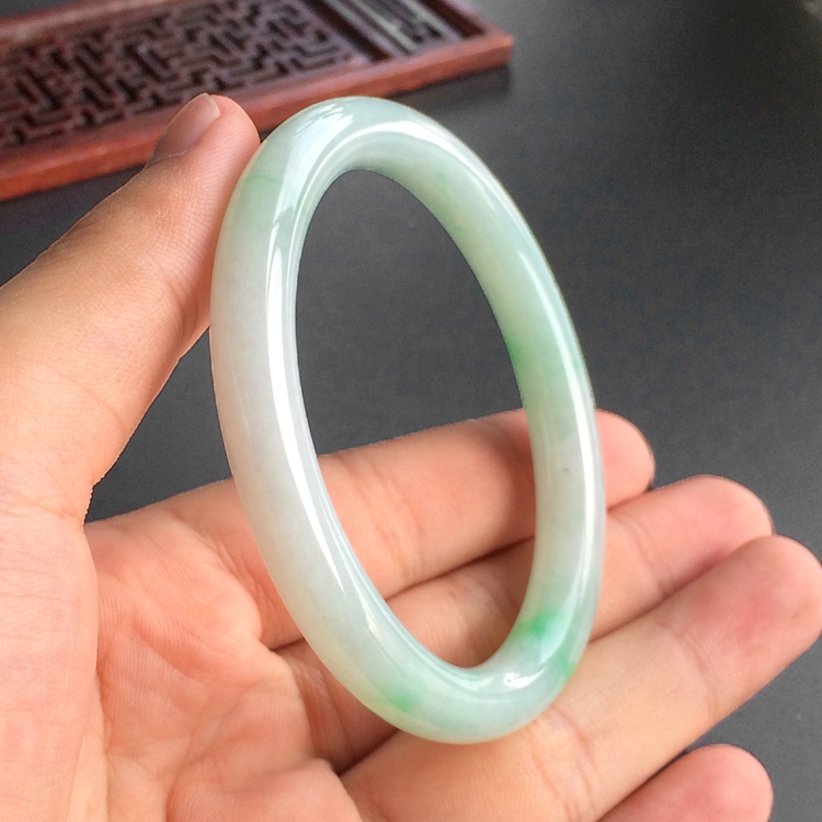 (超值推荐)糯冰种飘翠贵妃镯(55.2mm-48.6mm)