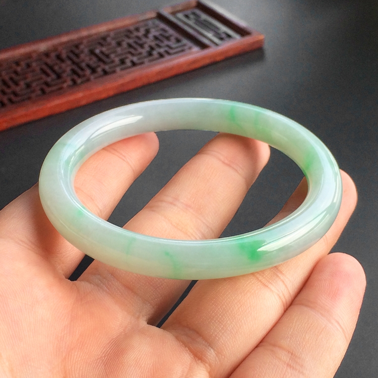 (超值推荐)糯冰种飘翠贵妃镯(55.2mm-48.6mm)