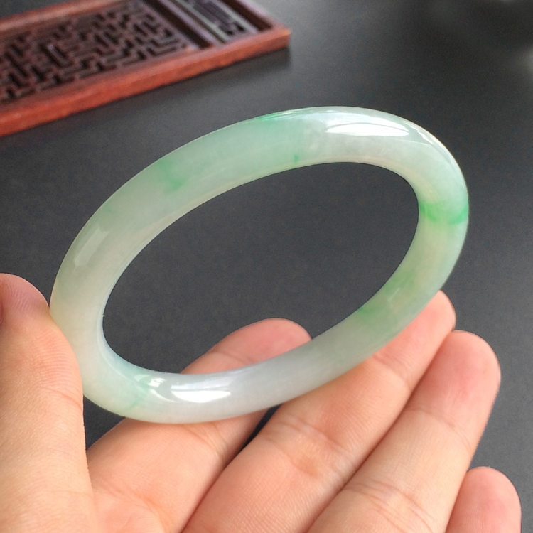 (超值推荐)糯冰种飘翠贵妃镯(55.2mm-48.6mm)