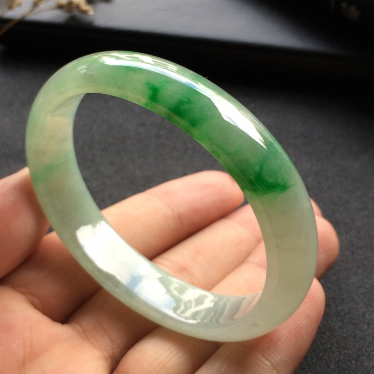 （超值推荐）糯冰种飘翠贵妃镯（55.3mm-46.3mm）