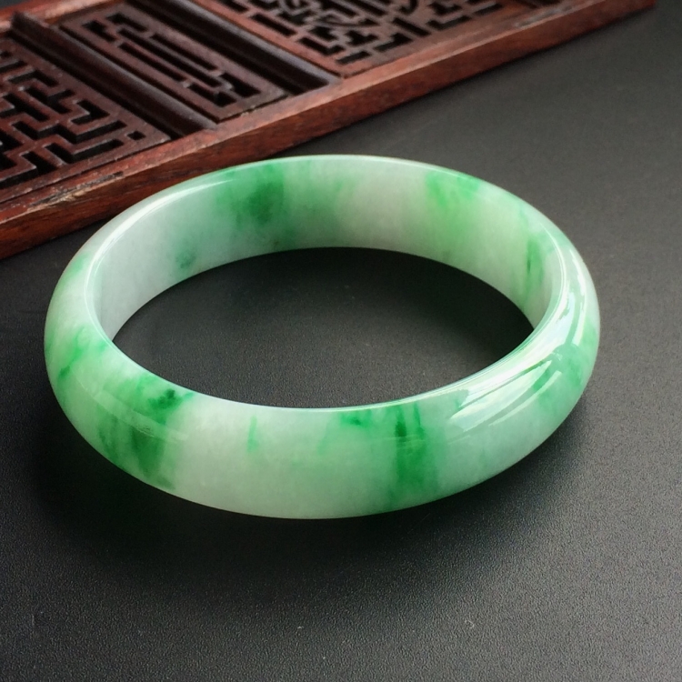 (超值推荐)糯冰种飘翠贵妃镯(54mm-48.4mm)