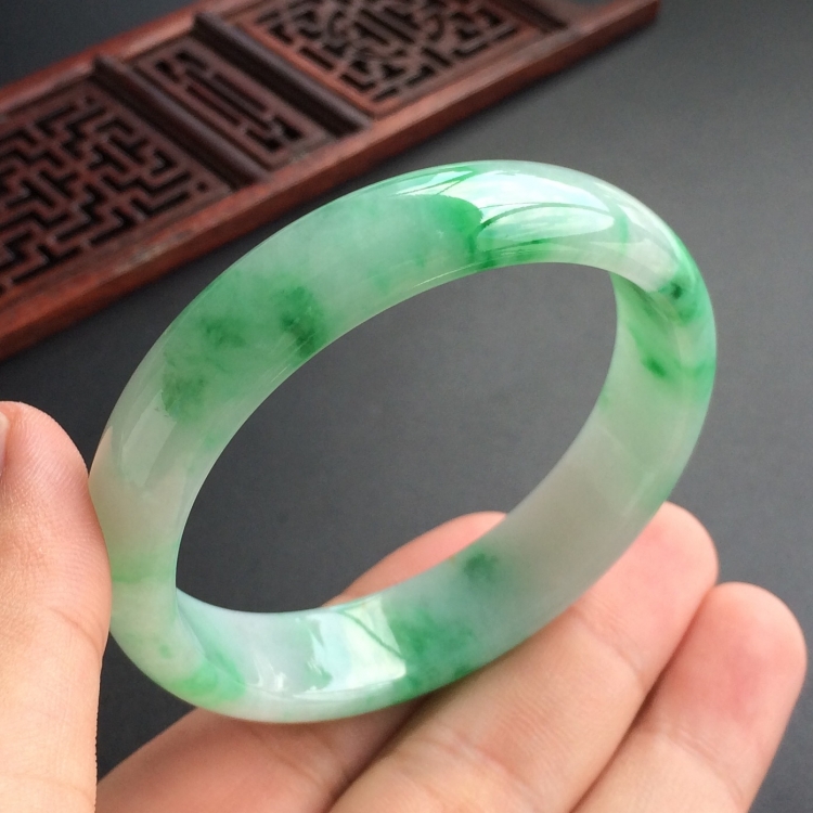 (超值推荐)糯冰种飘翠贵妃镯(54mm-48.4mm)