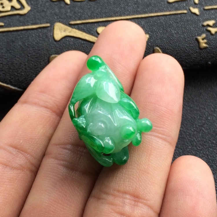 （超值推荐）糯冰种翠色一品清廉挂件