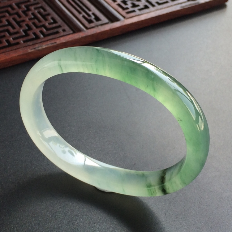 (超值推荐)冰种飘花贵妃镯(55.6mm-45.8mm)