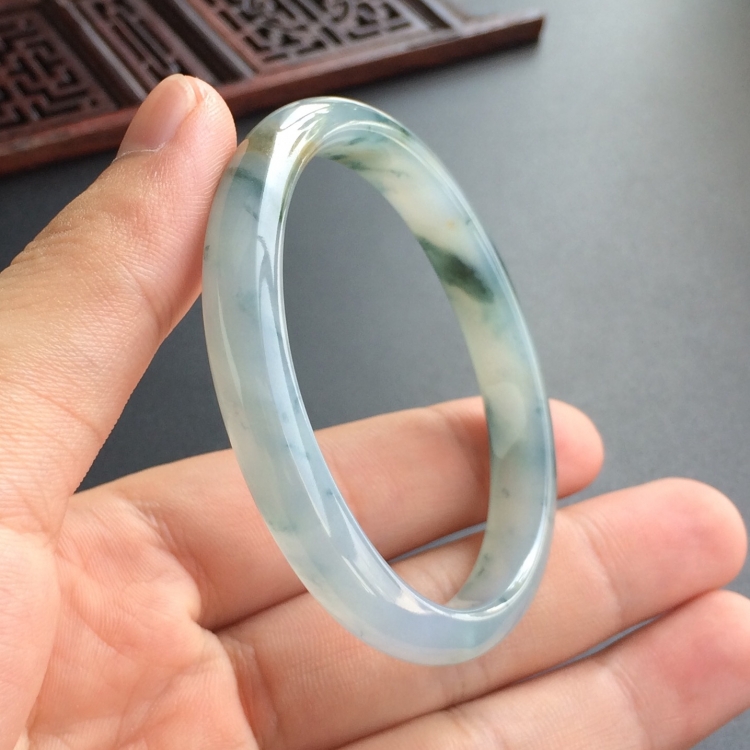 (超值推荐)糯冰种飘花贵妃镯(53.8mm-46.8mm)