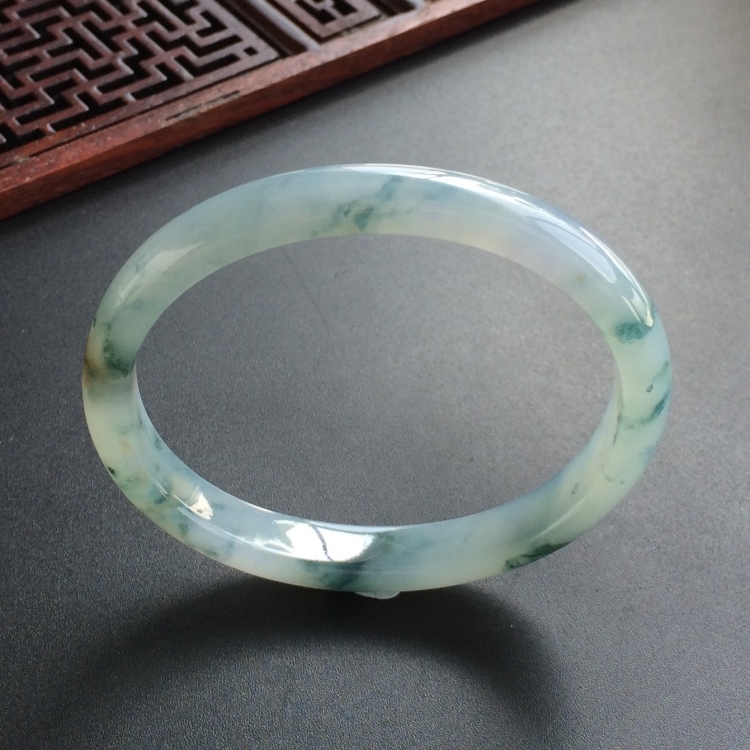 (超值推荐)糯冰种飘花贵妃镯(53.8mm-46.8mm)