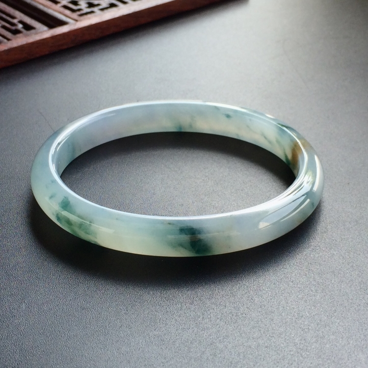 (超值推荐)糯冰种飘花贵妃镯(53.8mm-46.8mm)