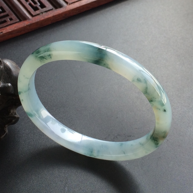 (超值推荐)糯冰种飘花贵妃镯(53.8mm-46.8mm)