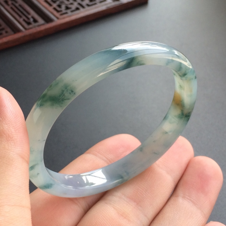 (超值推荐)糯冰种飘花贵妃镯(53.8mm-46.8mm)