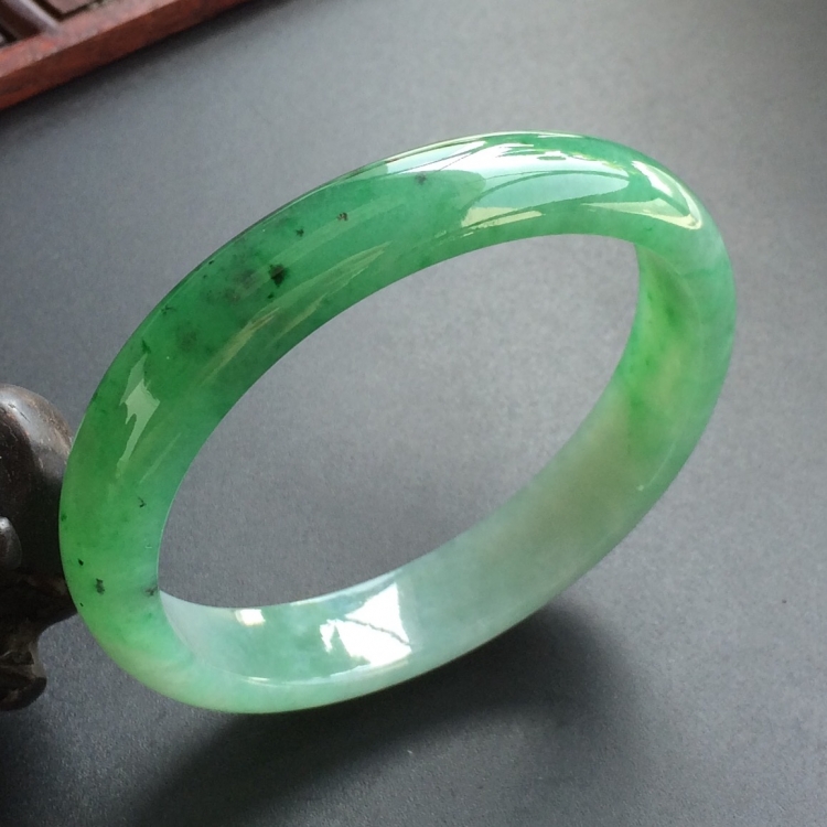 (超值推荐)糯冰种飘翠贵妃镯(55.1mm-46.5mm)