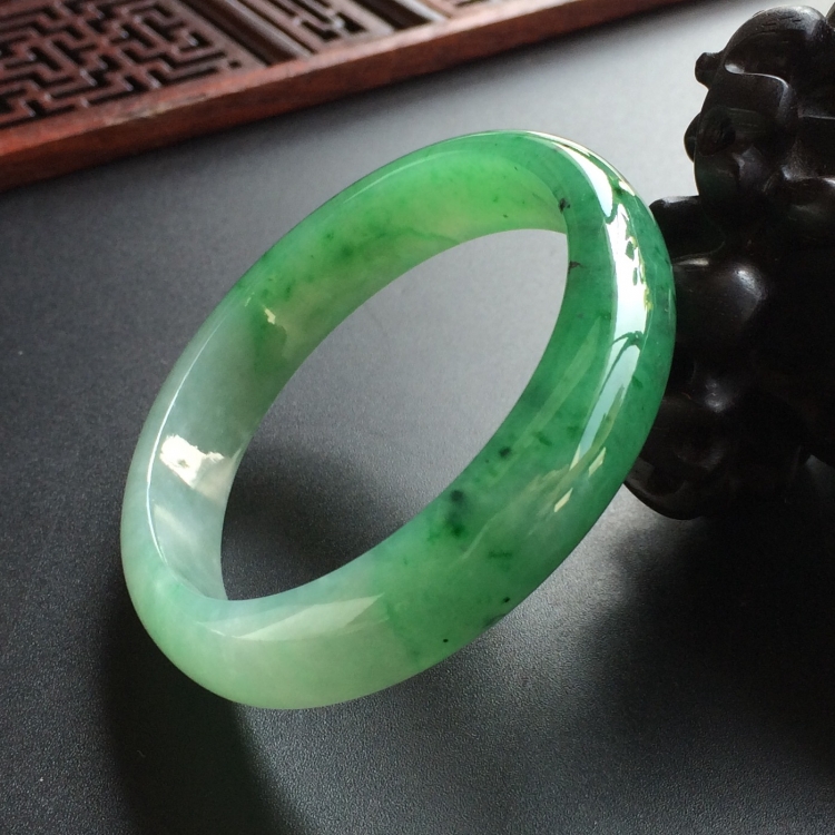 (超值推荐)糯冰种飘翠贵妃镯(55.1mm-46.5mm)