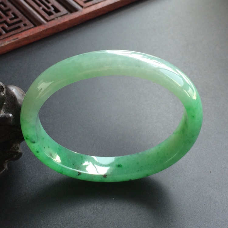 (超值推荐)糯冰种飘翠贵妃镯(55.1mm-46.5mm)