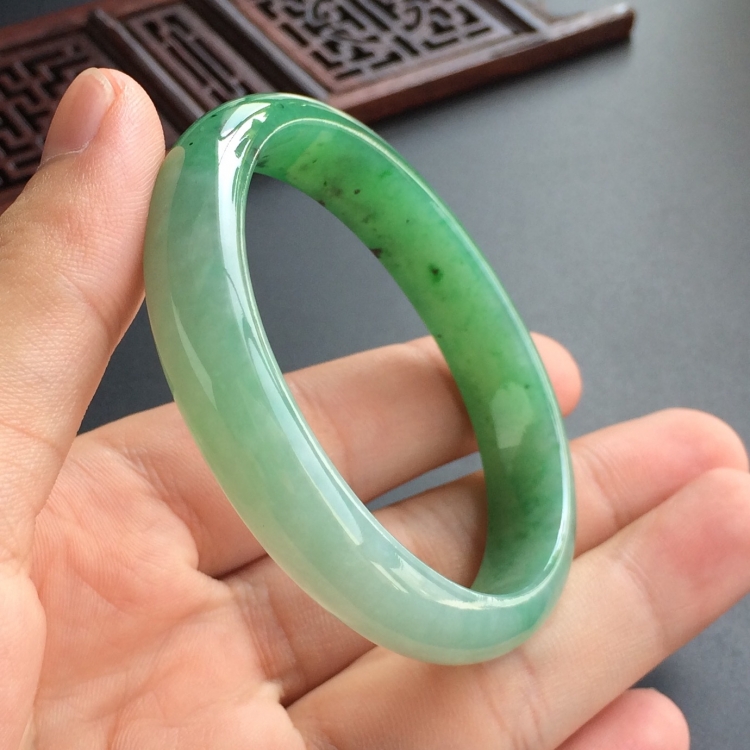 (超值推荐)糯冰种飘翠贵妃镯(55.1mm-46.5mm)