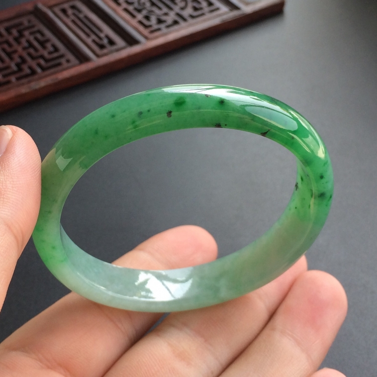 (超值推荐)糯冰种飘翠贵妃镯(55.1mm-46.5mm)