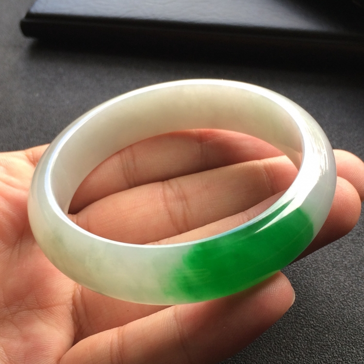 （超值推荐）糯冰种翠色手镯（55.5mm）