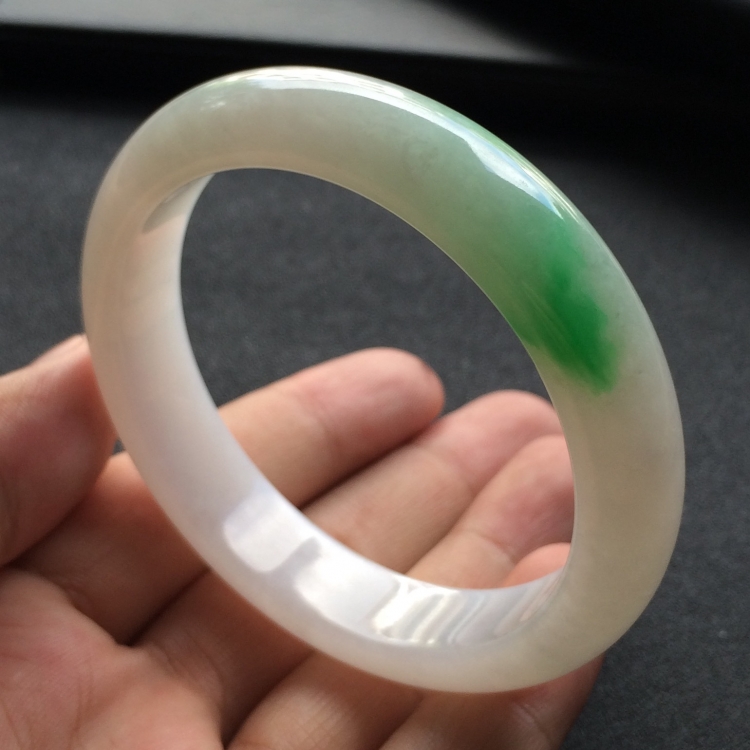 （超值推荐）糯冰种白底青手镯（56.8mm）