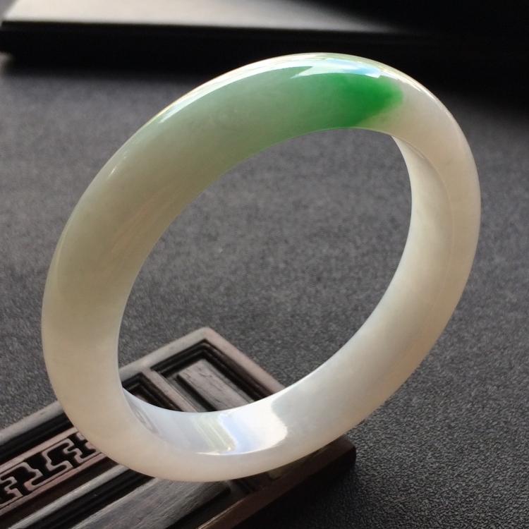 （超值推荐）糯冰种白底青手镯（56.8mm）