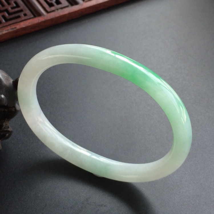 (超值推荐)糯冰种飘翠贵妃镯(55.3mm-45.6mm)