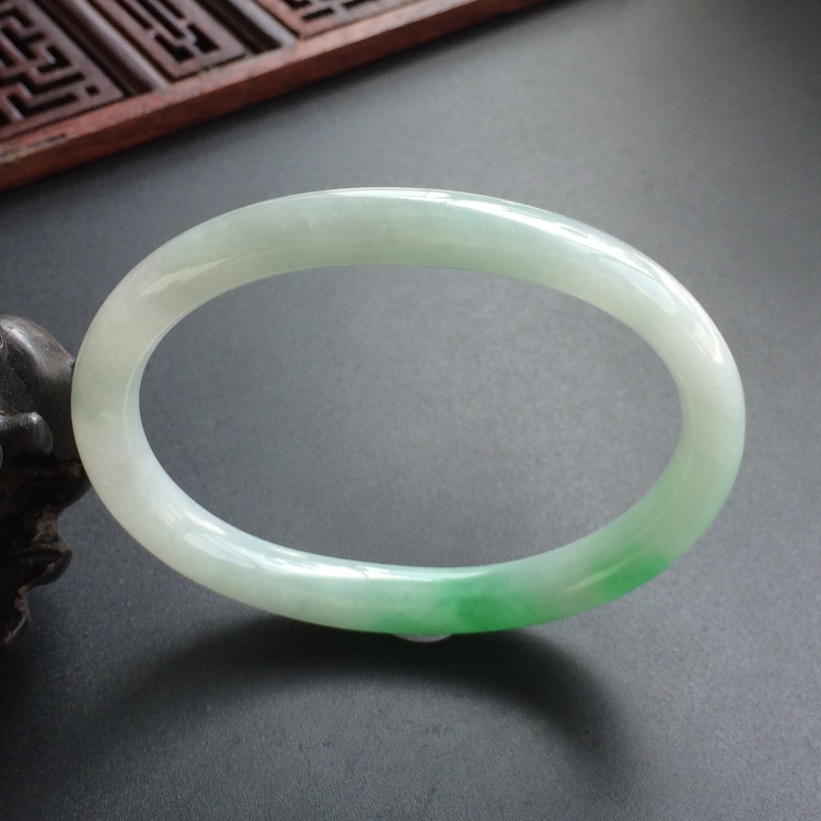 (超值推荐)糯冰种飘翠贵妃镯(55.3mm-45.6mm)