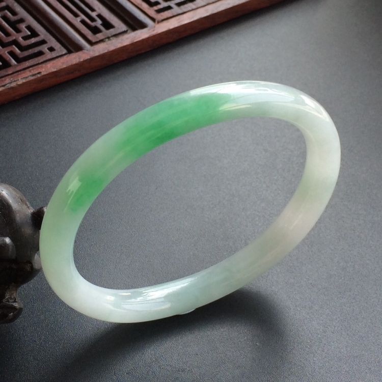 (超值推荐)糯冰种飘翠贵妃镯(55.3mm-45.6mm)
