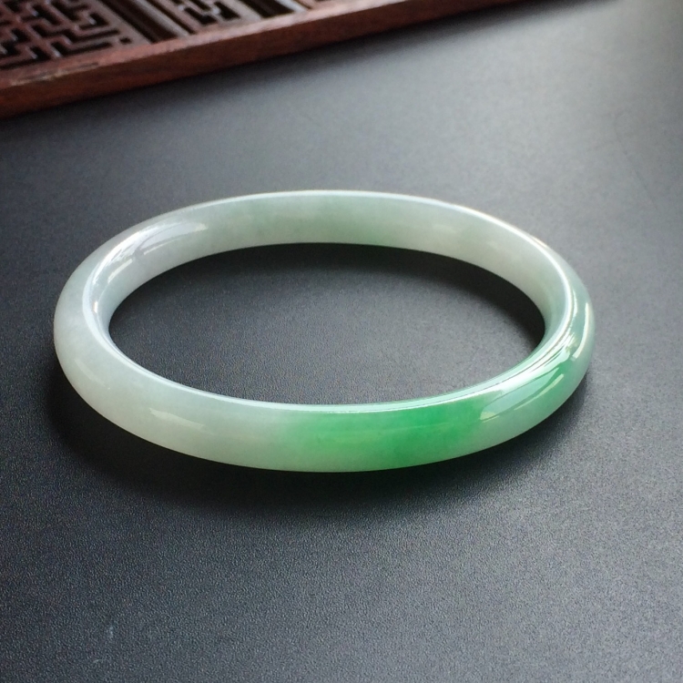 (超值推荐)糯冰种飘翠贵妃镯(55.3mm-45.6mm)