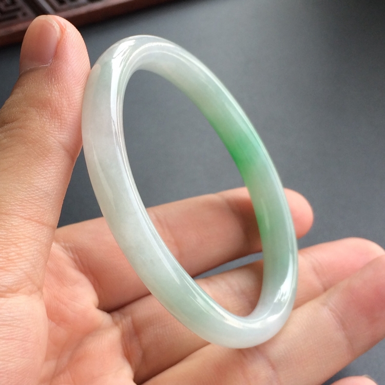 (超值推荐)糯冰种飘翠贵妃镯(55.3mm-45.6mm)