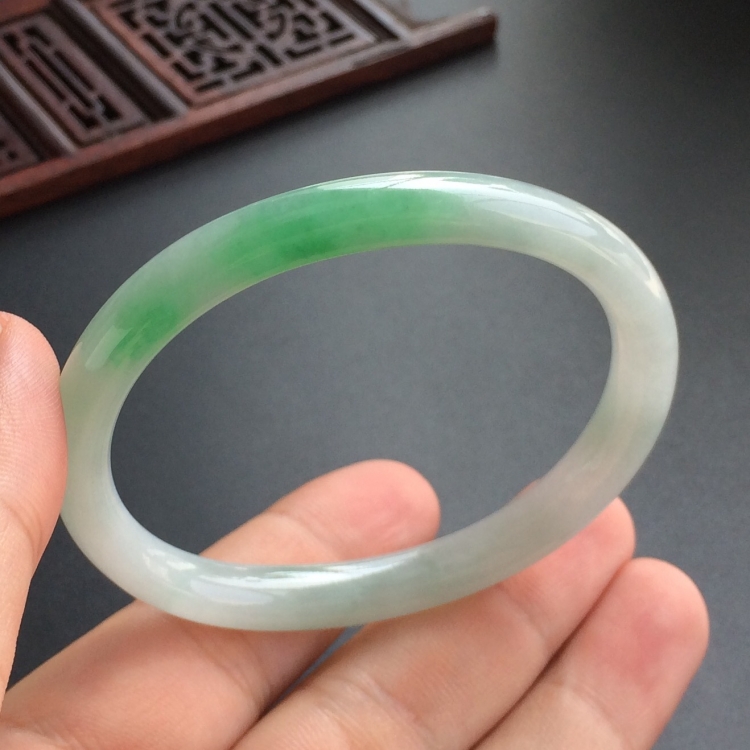 (超值推荐)糯冰种飘翠贵妃镯(55.3mm-45.6mm)