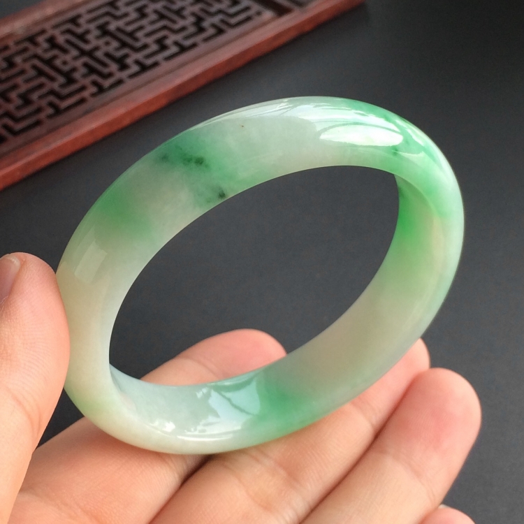 (超值推荐)糯冰种飘翠贵妃镯(54.4mm-48.1mm)