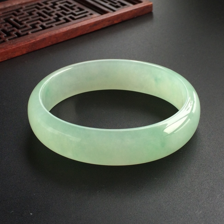 (超值推荐)糯冰种晴水略飘翠贵妃镯(55mm-47.5mm)