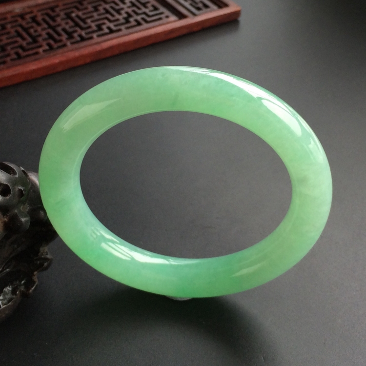 (超值推荐)糯冰种绿晴水圆条手镯(57.4mm)