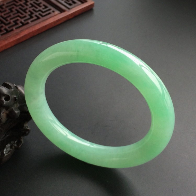 (超值推荐)糯冰种绿晴水圆条手镯(57.4mm)