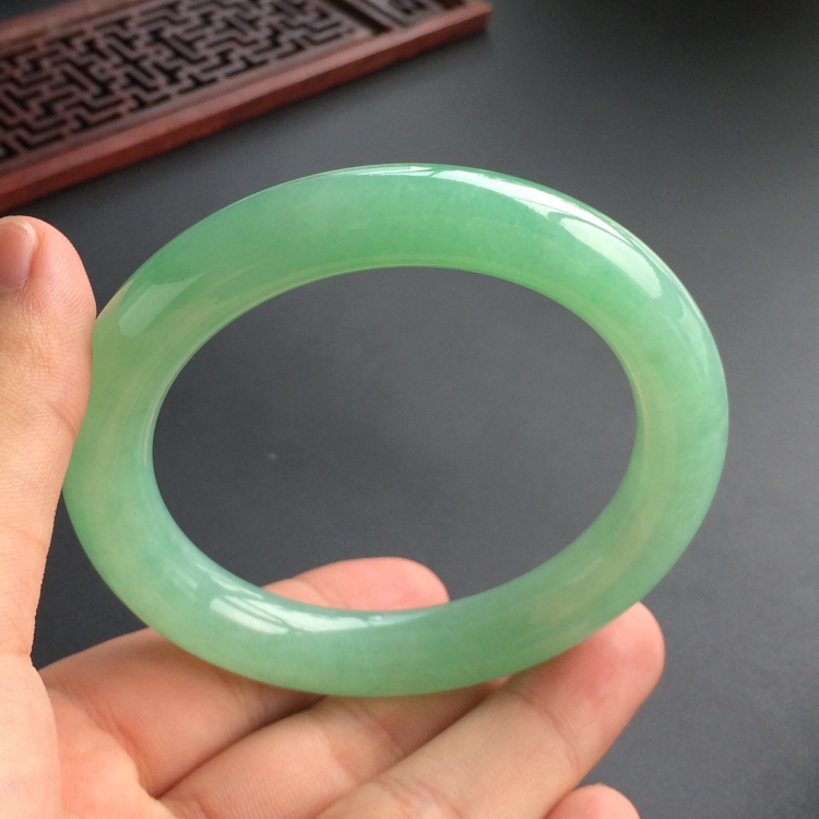 (超值推荐)糯冰种绿晴水圆条手镯(57.4mm)
