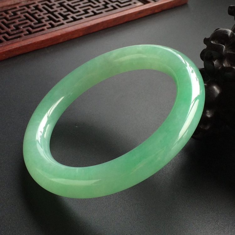 (超值推荐)糯冰种绿晴水圆条手镯(57.4mm)