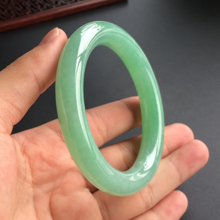 (超值推荐)糯冰种绿晴水圆条手镯(57.4mm)