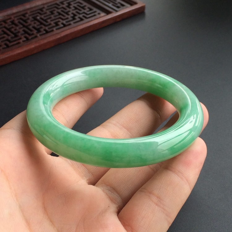 (超值推荐)糯冰种飘翠圆条手镯(53.4mm)