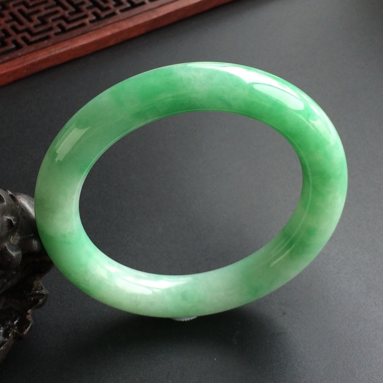 (超值推荐)糯冰种飘翠圆条手镯(53.4mm)