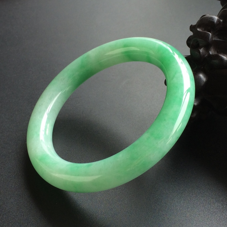 (超值推荐)糯冰种飘翠圆条手镯(53.4mm)