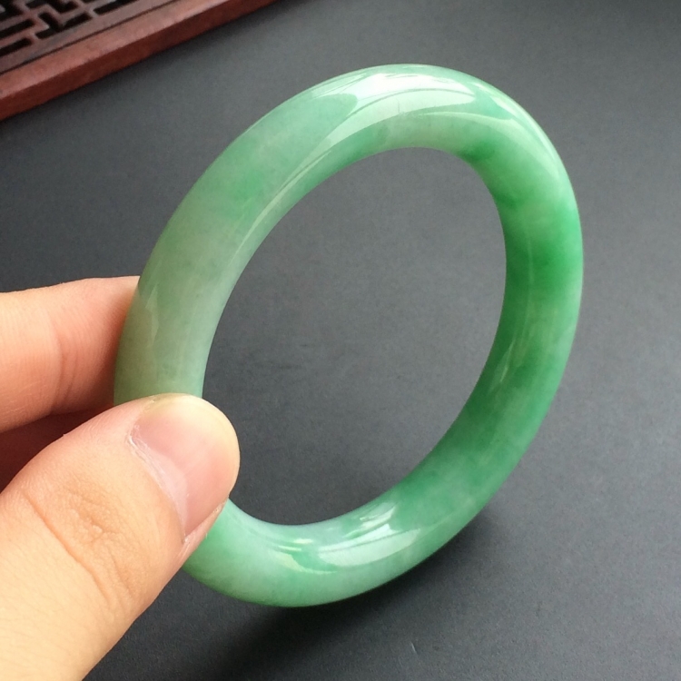 (超值推荐)糯冰种飘翠圆条手镯(53.4mm)