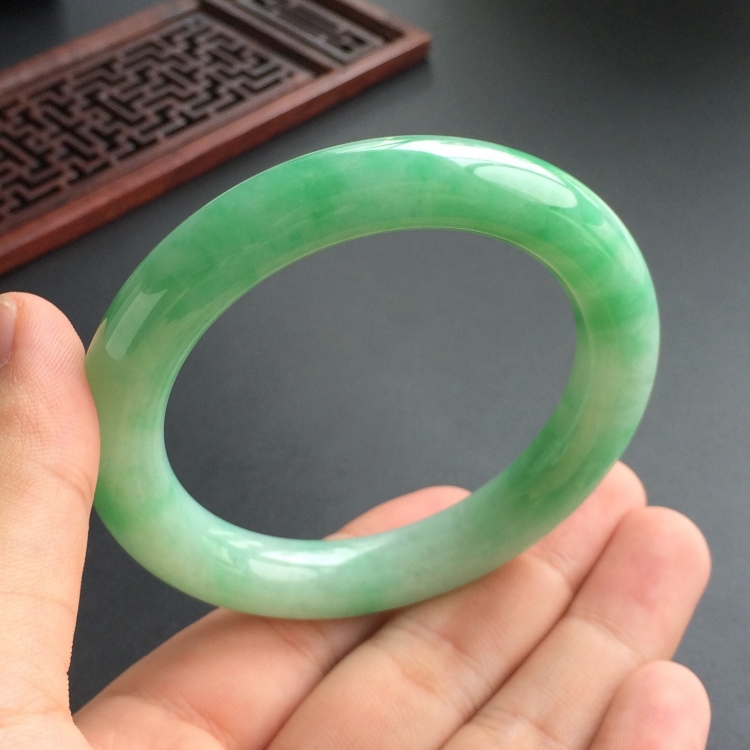 (超值推荐)糯冰种飘翠圆条手镯(53.4mm)