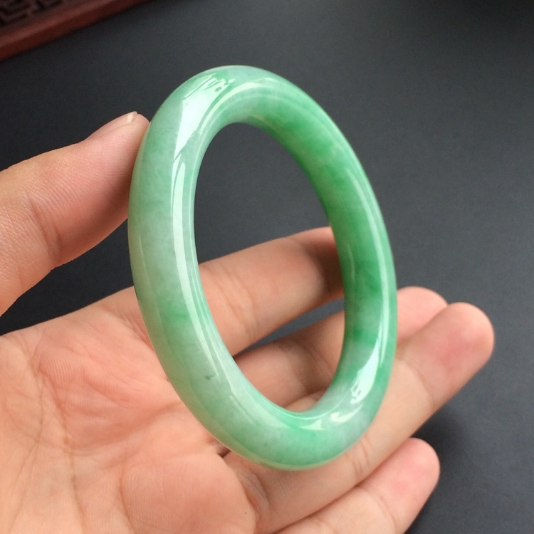 (超值推荐)糯冰种飘翠圆条手镯(53.4mm)
