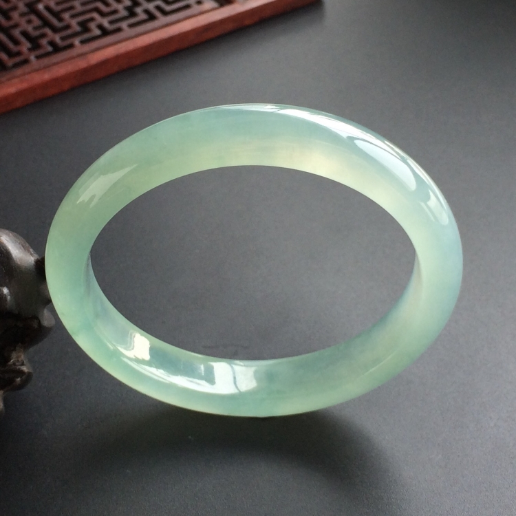 (超值推荐)冰种晴水略飘花贵妃镯(56mm-50.1mm)