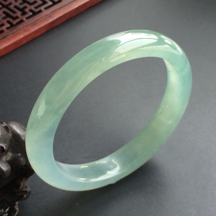 (超值推荐)冰种晴水略飘花贵妃镯(56mm-50.1mm)