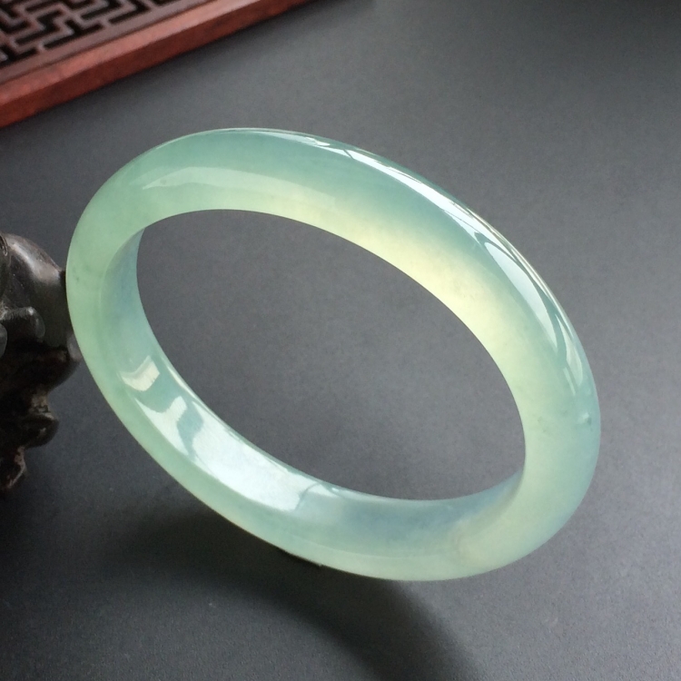 (超值推荐)冰种晴水略飘花贵妃镯(56mm-50.1mm)