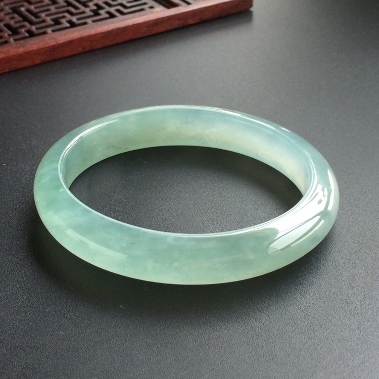 (超值推荐)冰种晴水略飘花贵妃镯(56mm-50.1mm)