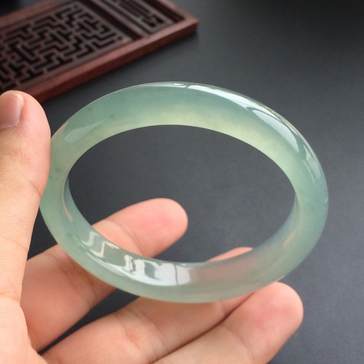 (超值推荐)冰种晴水略飘花贵妃镯(56mm-50.1mm)